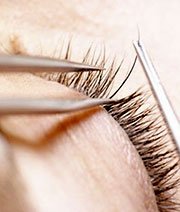 Przedłuzanie, klejenie rzęs